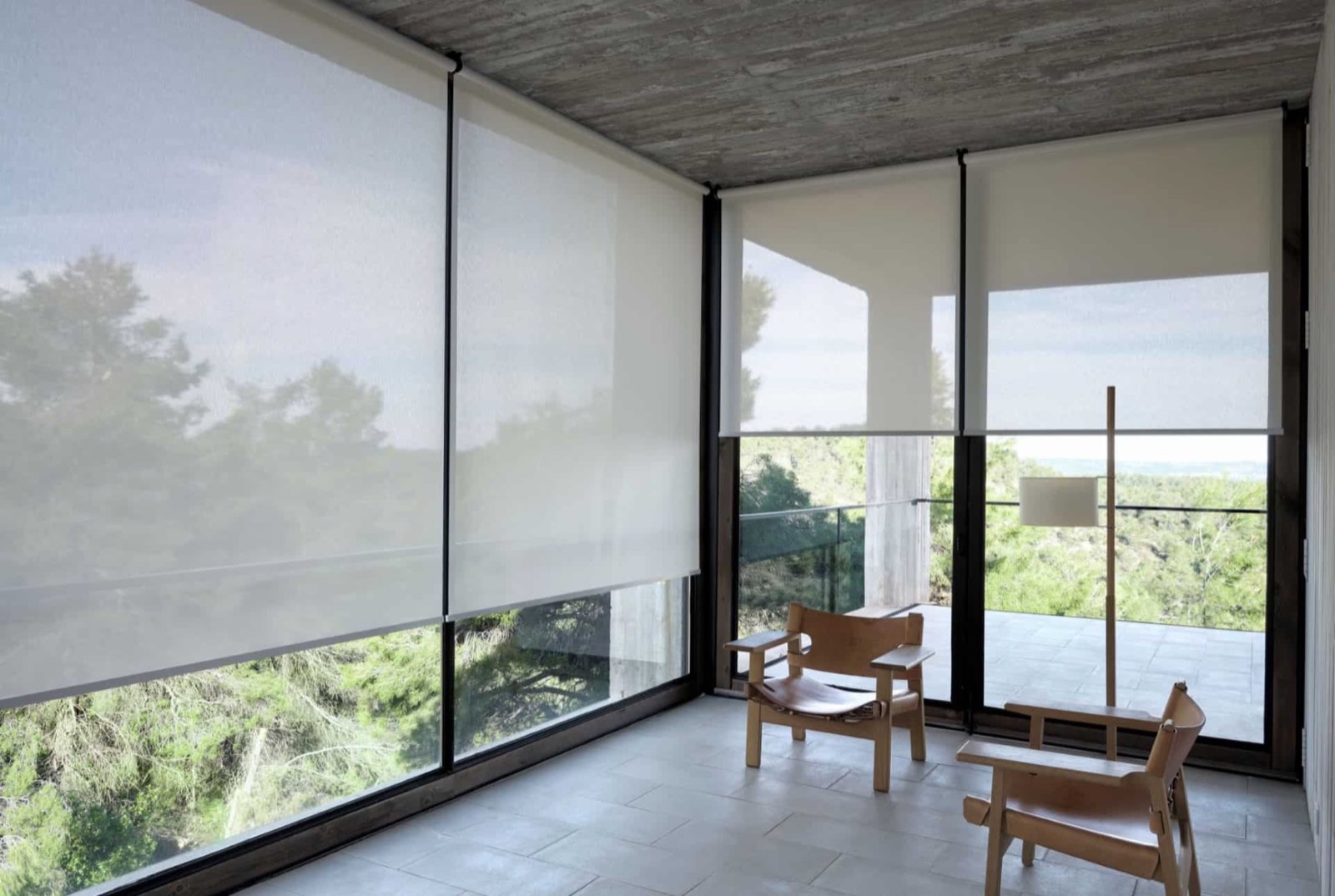 Screen-fabric roller blind cutting glare while keeping the view through the window