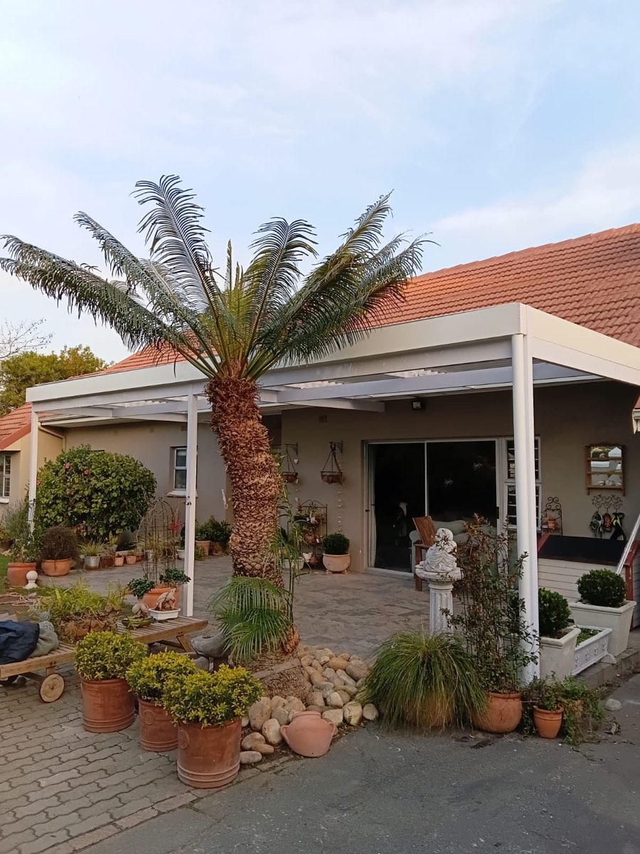 White patio awning over a Gardens courtyard