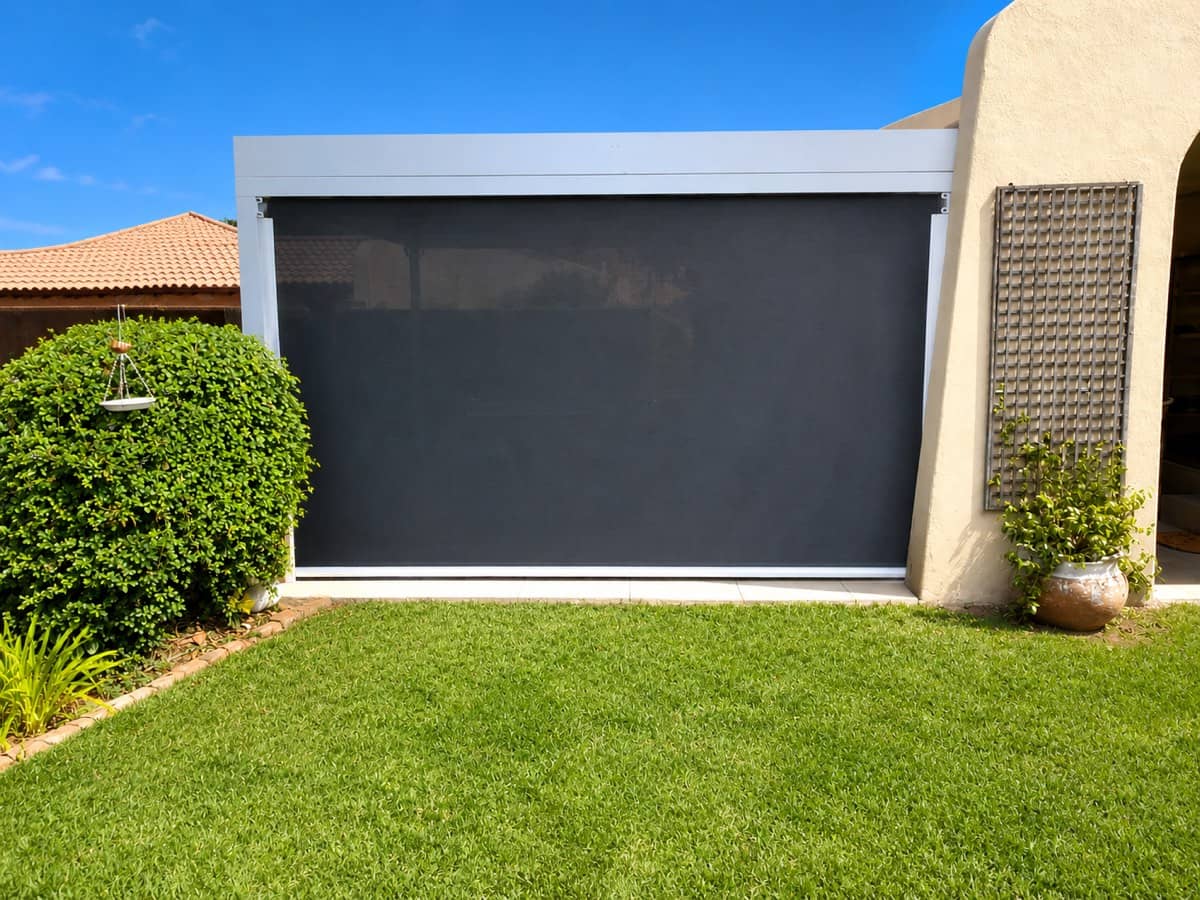 Outdoor roller blind enclosing a Bellville entertainment area